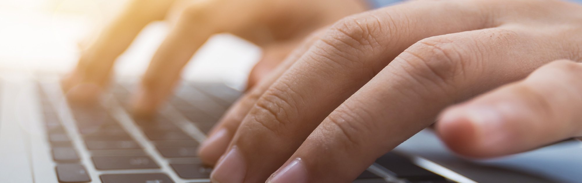 Slider Computer Hände tippen auf einer Laptoptastatur