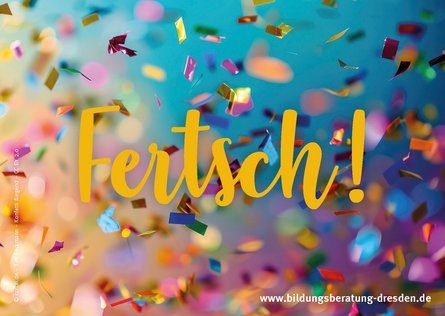 Postkarte Konfetti Dresdner Bildungsberatung Bunte Konfettistücke fliegen vor farbigem Hintergrund mittig steht das Wort Fertsch