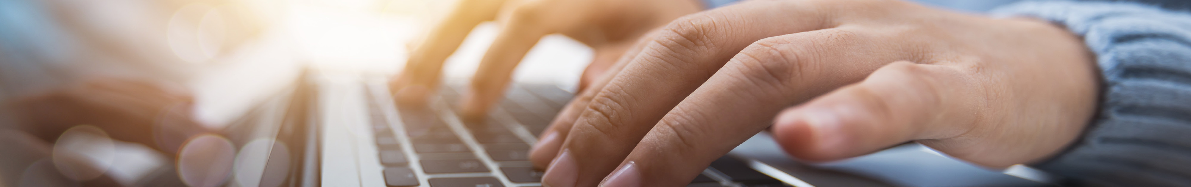 Slider Computer Hände tippen auf einer Laptoptastatur
